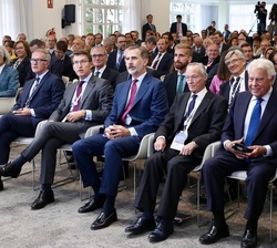 Su Majestad el Rey en el Palacio de Congresos de La Toja junto a las autoridades e invitados al I Foro La Toja-Vínculo Atlántico